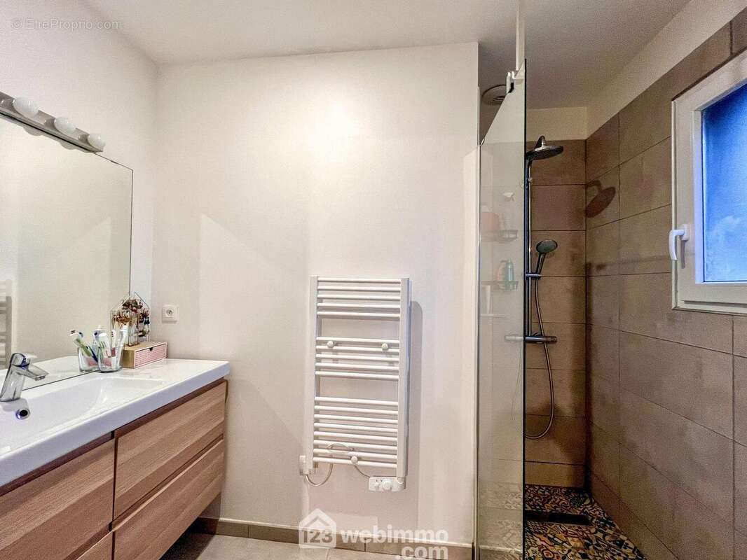 ... Salle de douche privative - Maison à BRAS-SUR-MEUSE