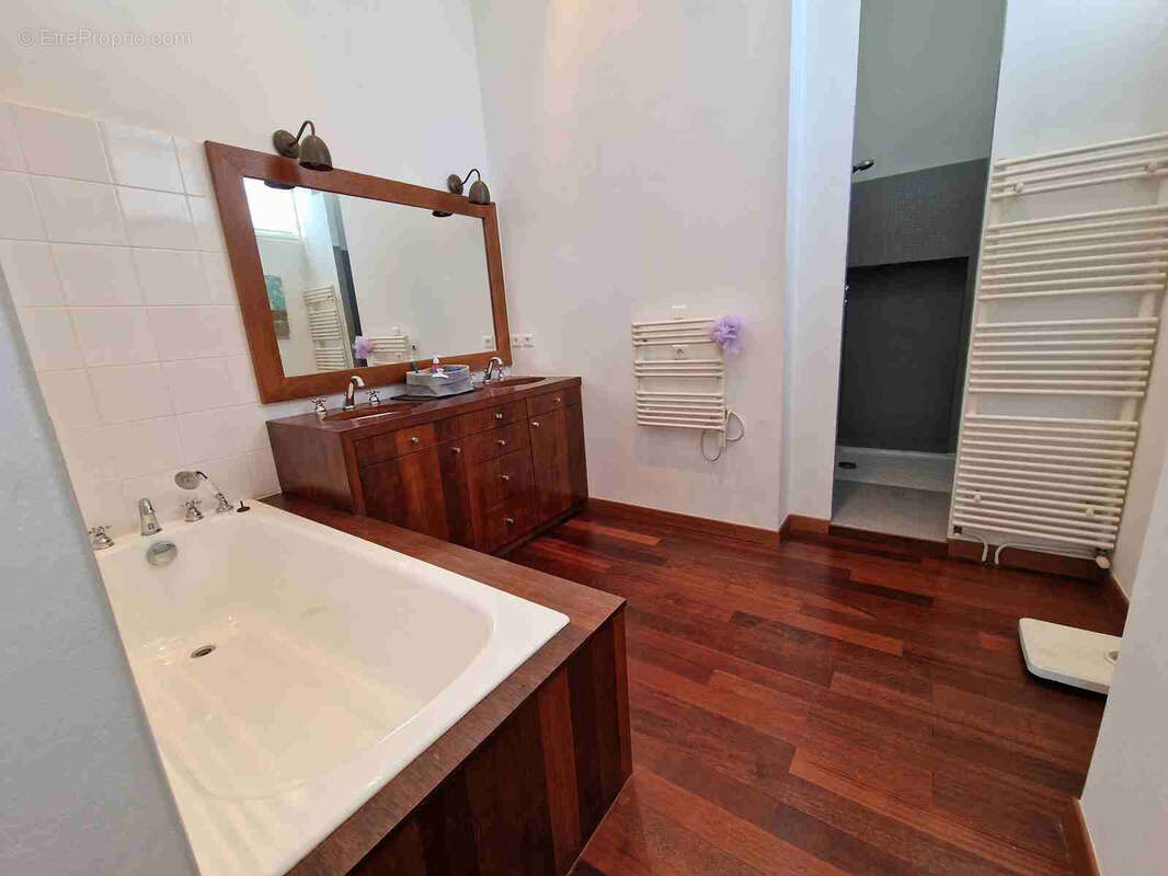 Batisse en pierre de style Directoire avec vignes et piscine - photo 17