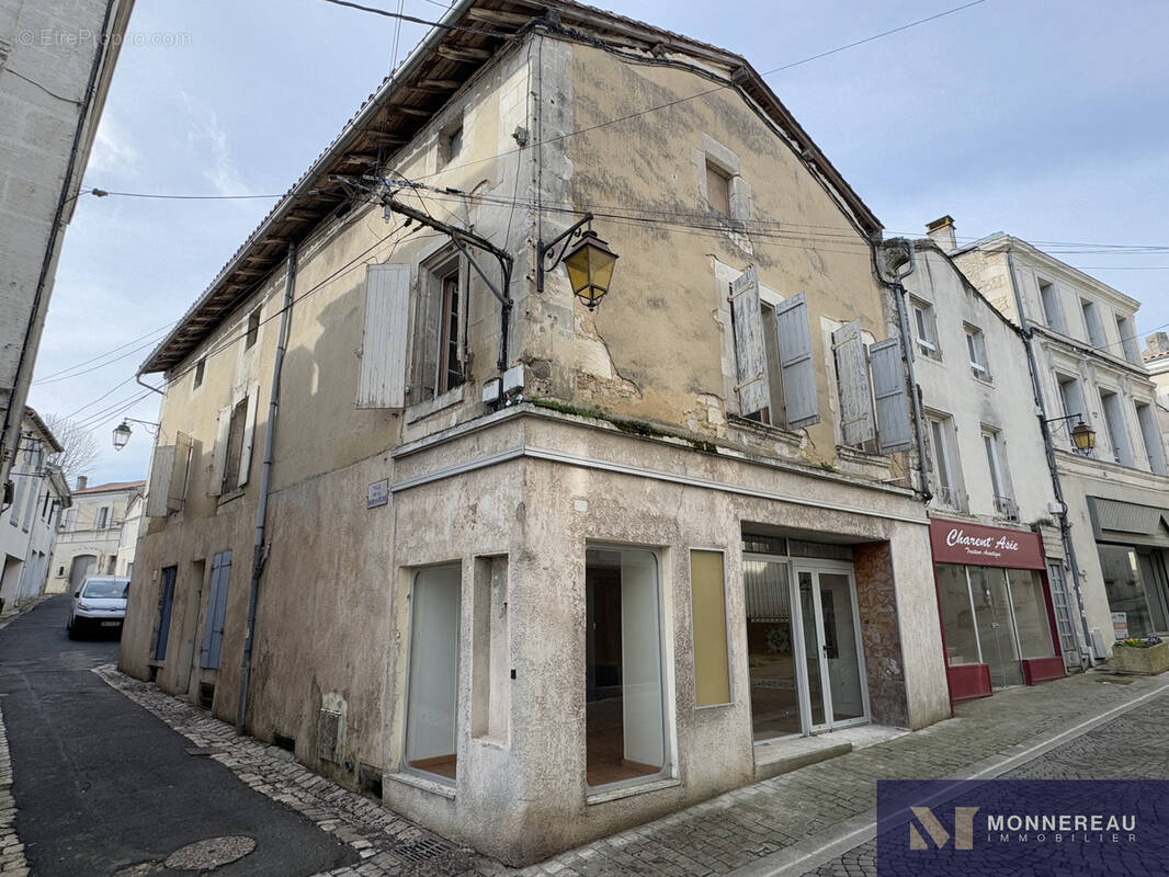 Appartement à BARBEZIEUX-SAINT-HILAIRE