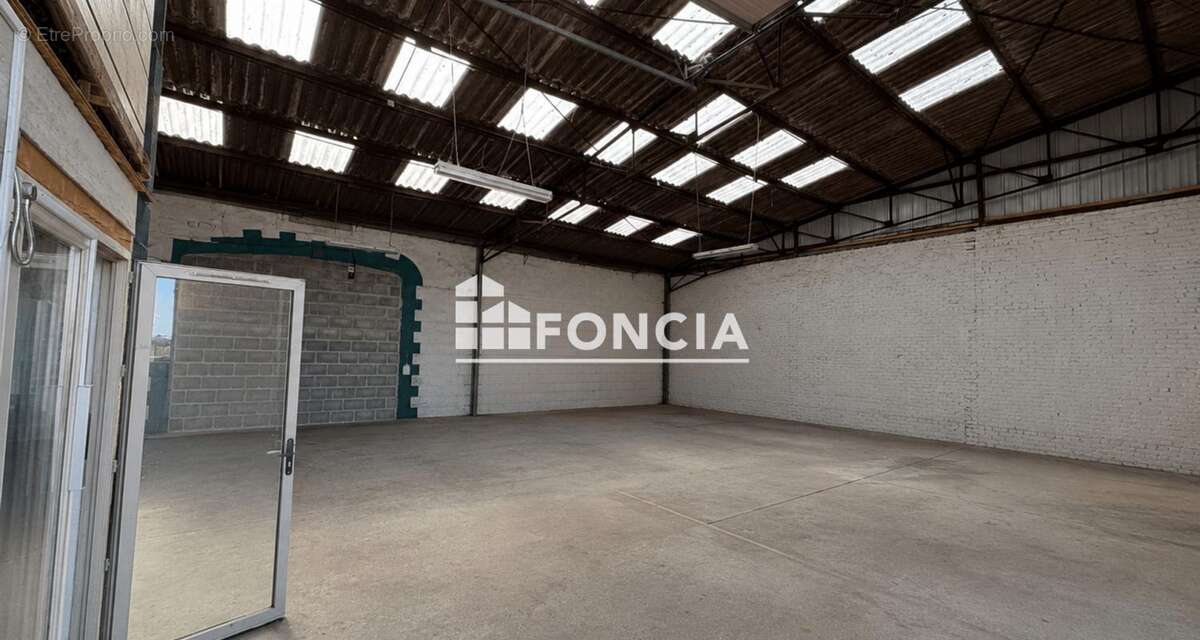 Bâtiment à usage professionnel avec bureaux et espace de stockage - photo 3