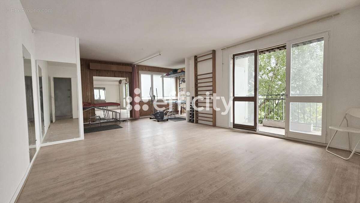Appartement à FRESNES