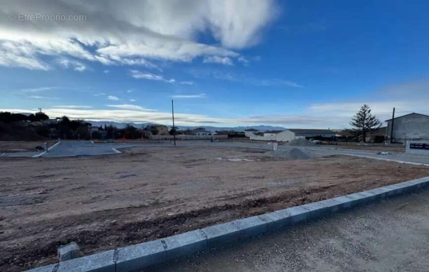 Terrain à POURRIERES