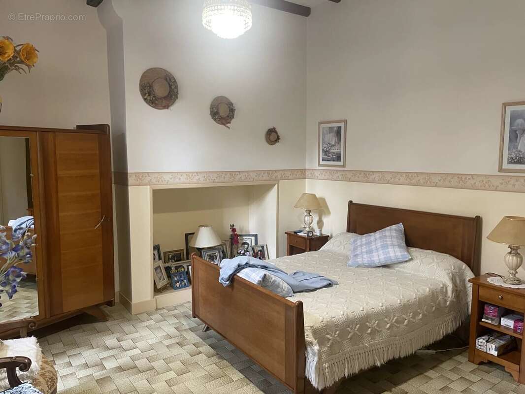 Propriete en pierre avec un batiment de 550 m2 avec terrain - photo 6