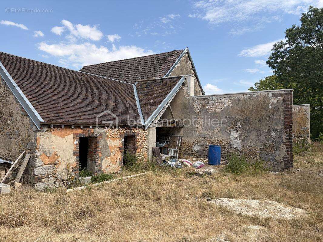 Magnifique corps de ferme à rénover composé de ses multiples dépendances, le tout sur une très belle parcelle close et arborée ! - photo 12