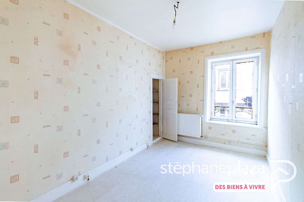 Appartement à rénover ou à diviser de 159m² de surface utile à VILLARS-LES-DOMBES - Possibilité de créer deux T3 de 77m² ! - photo 6