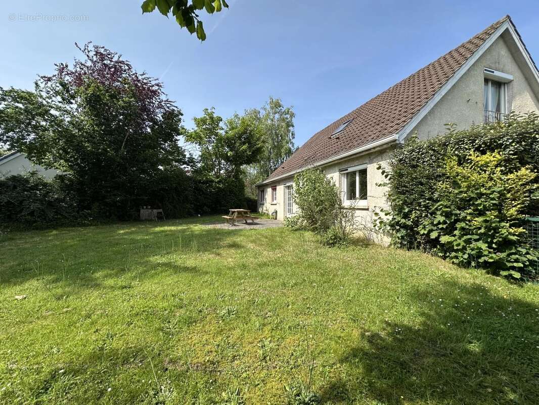 Maison à LE MESNIL-SAINT-DENIS