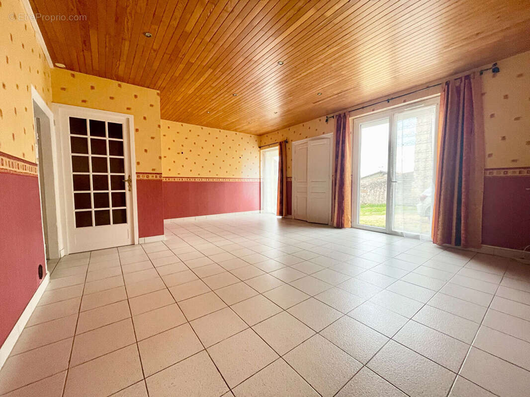 Ferme en pierre rénovée avec 3 chambres, possibilité 4ème chambre, terrain arboré et rénovation énergétique à 20 min de Roanne. - photo 5
