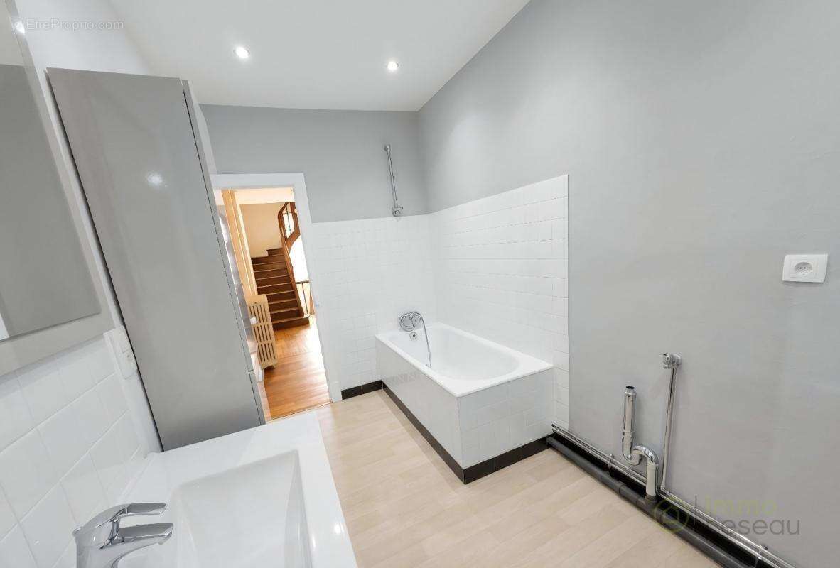 Maison 136 m² à Saint-Gaultier  - photo 4