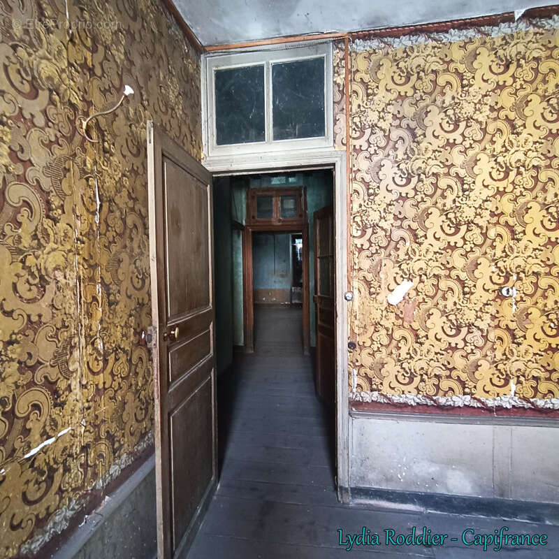 Maison à colombage - 240 m2 à rénover sur 5 niveaux à Maringues-63350 - photo 7