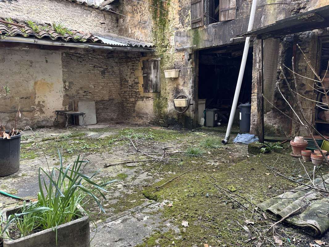 Maison à fort potentiel Cognac Avenue Paul Firino Martell. - photo 5