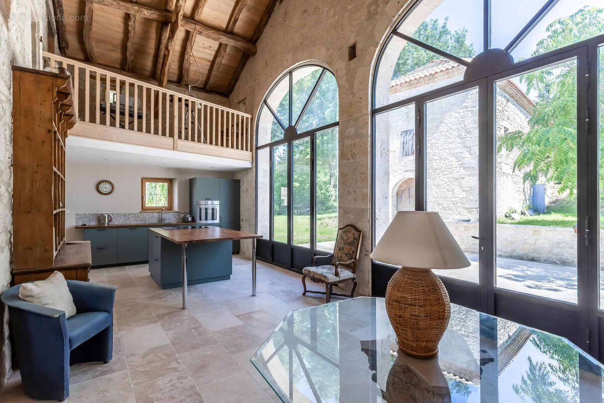 Stone property with renovation project - photo 8