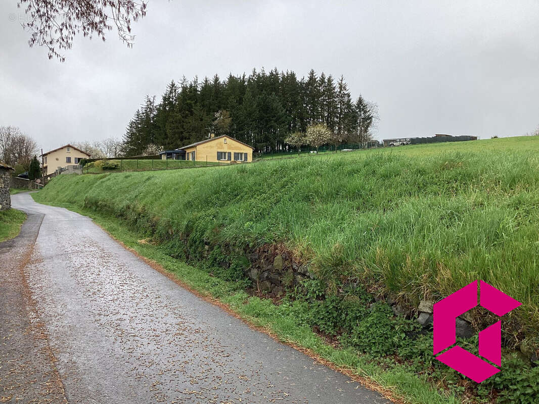 Terrain à SAINT-PIERRE-EYNAC