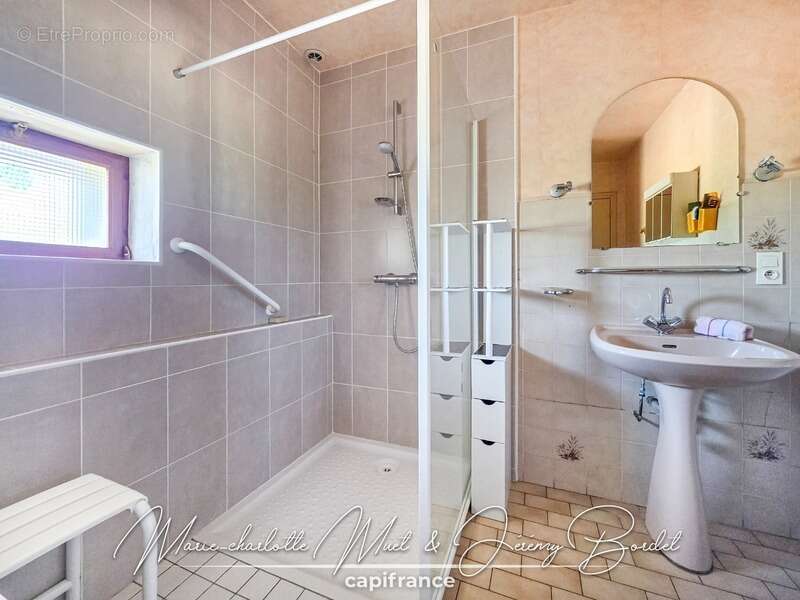 Longère avec double garage et dépendances - photo 14