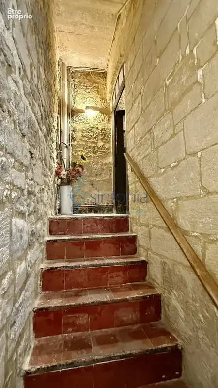 Uzès, maison de ville de caractère adossée au Duché, au cœur du centre historique - photo 6