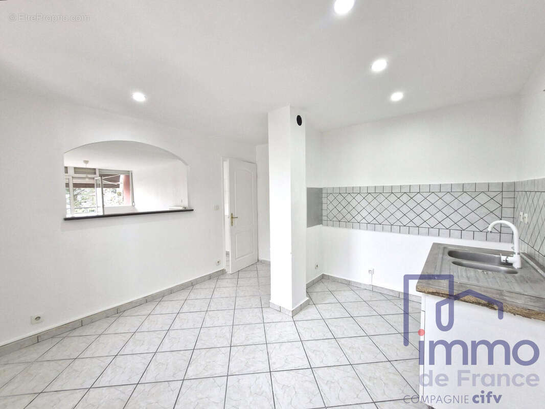 cuisine actuelle - Appartement à SAINT-ETIENNE