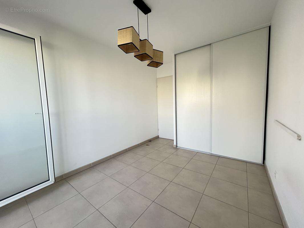 A vendre 13008 T3 traversant avec terrasse et parking - photo 13