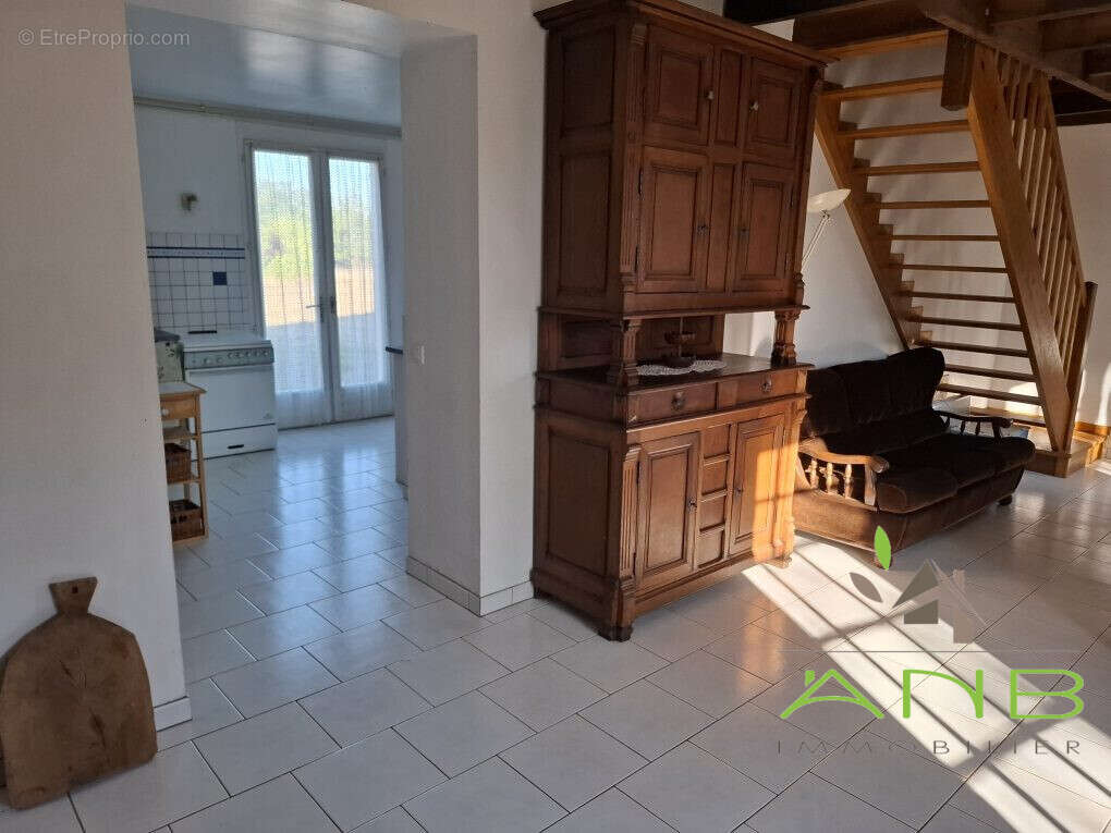 Maison à JAVERLHAC-ET-LA-CHAPELLE-SAINT-ROBERT
