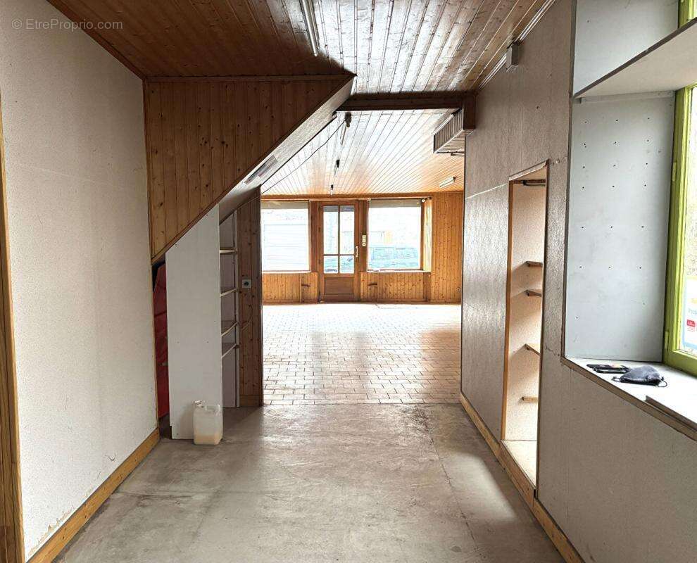 Saint Anthème  63660 immeuble sur trois niveaux plus combles 180 m² - photo 3