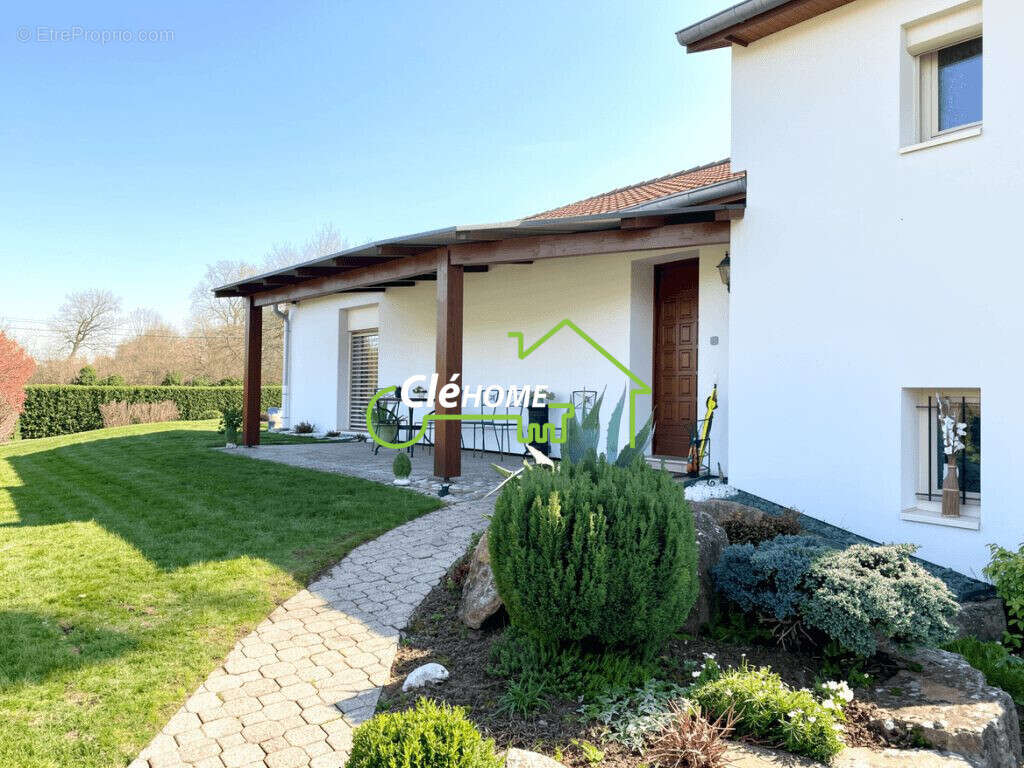 Maison 154 m² à Charentay  - photo 4