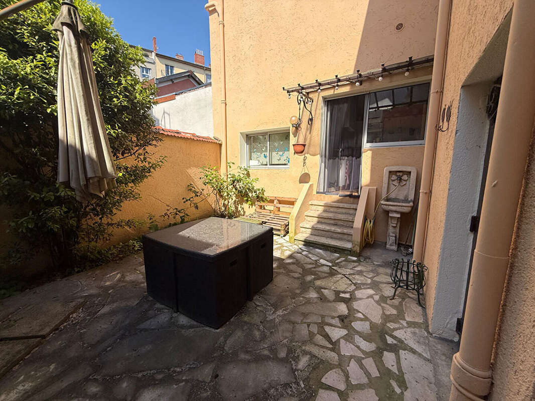 Maison Villeurbanne 4 pièces, charme de l'ancien, 2 cours, 3 chambres possibilité 4 , combles aménageables, caves - photo 4