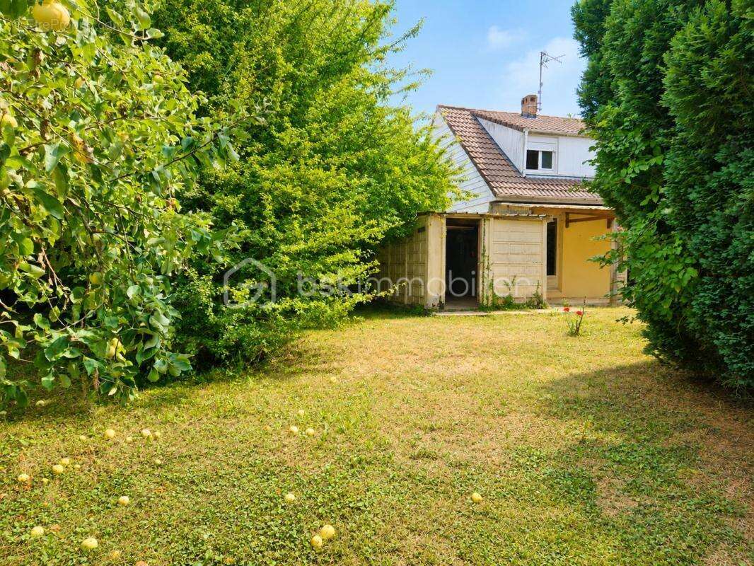 Maison semi-individuelle avec jardin arboré et garage, à rénover selon vos envies ! - photo 7