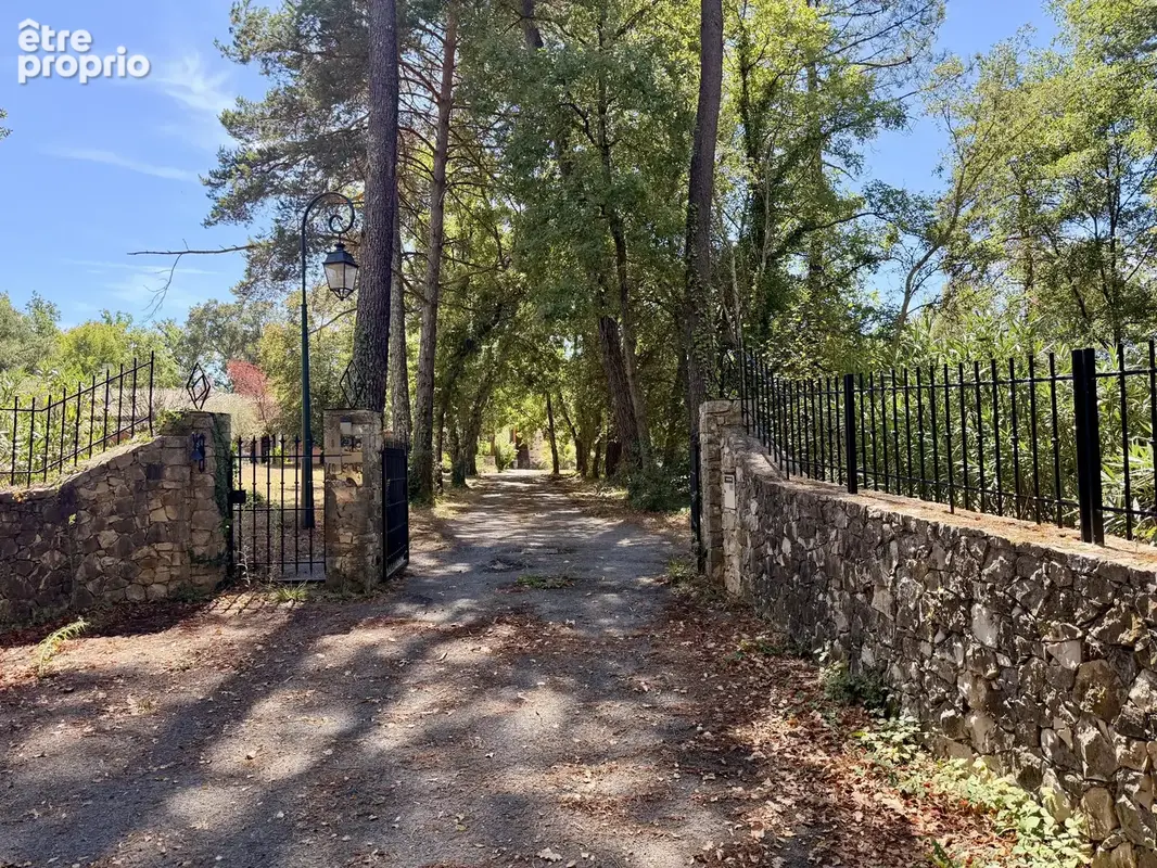 Élégante propriété avec villa principale, mazet en pierres et piscine - photo 2