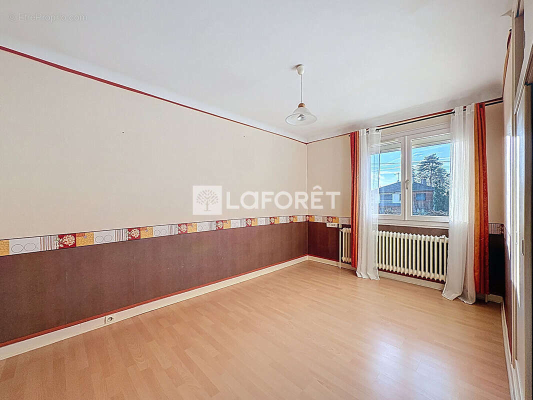 Maison à SAINT-DENIS-LES-BOURG