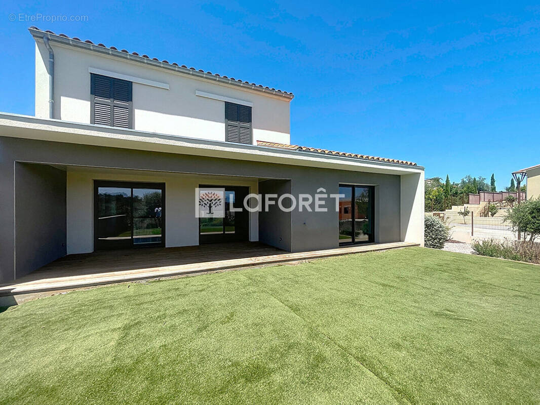 Maison à SAINTE-COLOMBE-DE-LA-COMMANDERIE