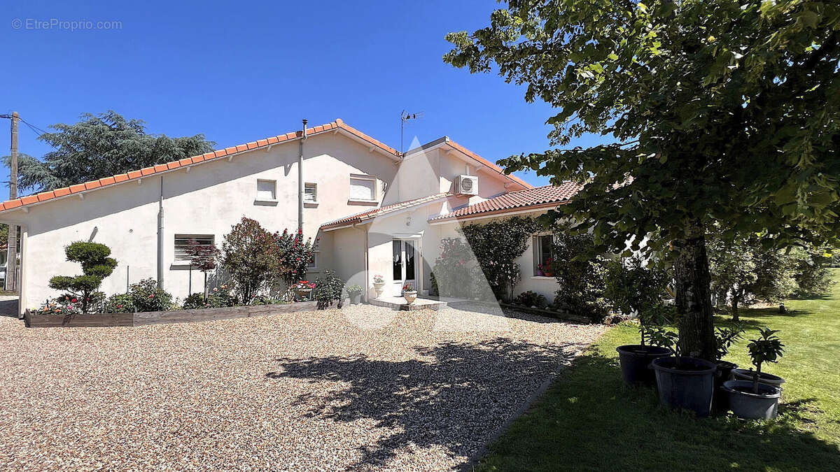 Maison à SAINT-MEDARD-DE-GUIZIERES