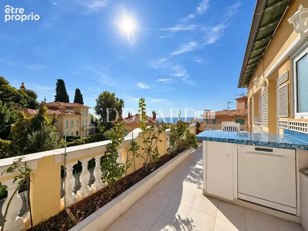 Spacieux deux pièces en bon état avec splendide terrasse et belle vue panoramique jusqu'à la mer - photo 11