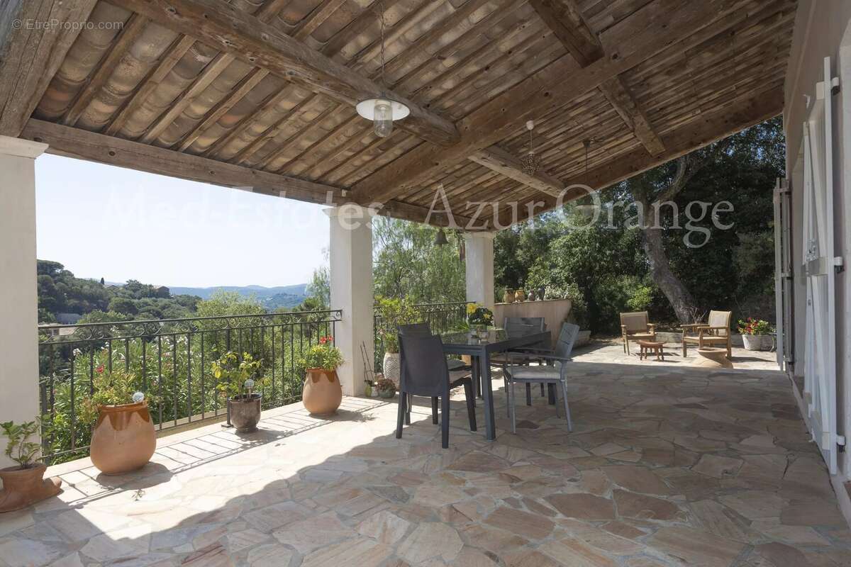 Maison - 2 chambres piscinable et extension possible avec vue panoramique sur le château et village de Grimaud - photo 2