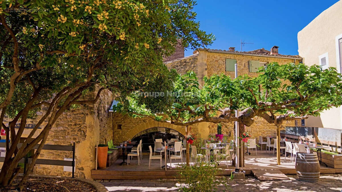 Commerce à GALLARGUES-LE-MONTUEUX