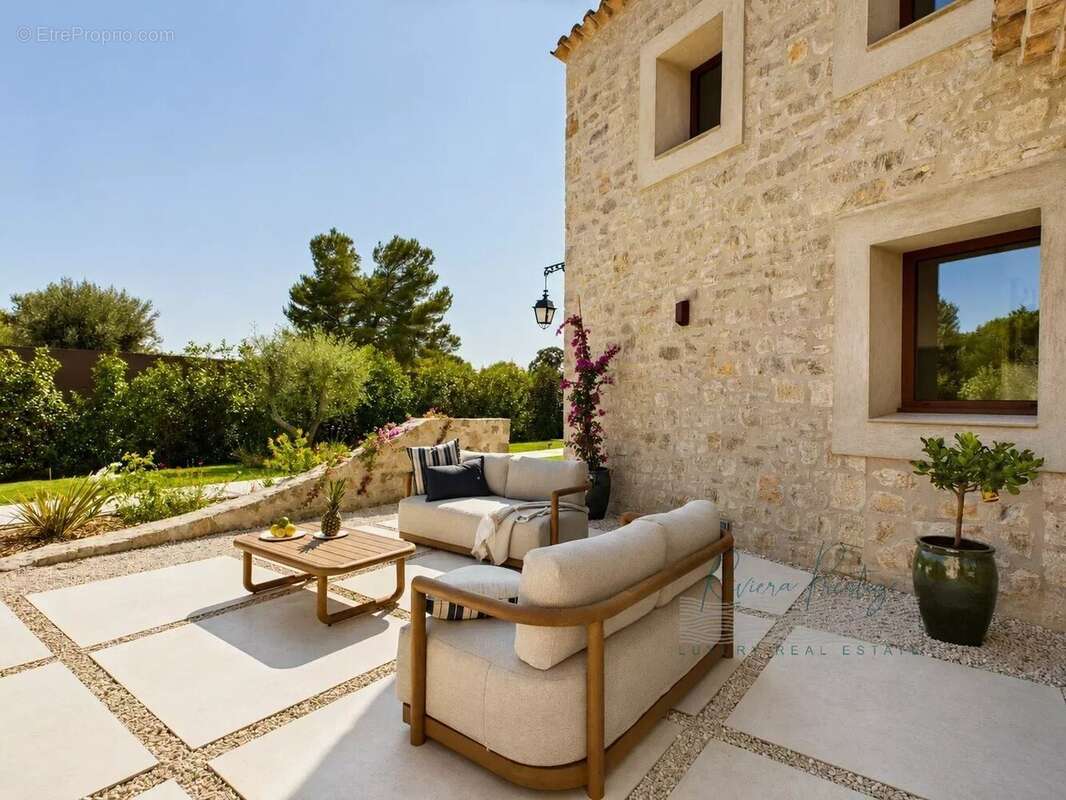 Villa de charme avec vue dans le secteur résidentiel de castellaras - photo 4