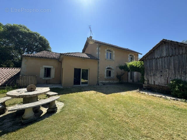 Maison à MANZAC-SUR-VERN