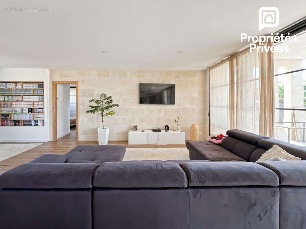 Maison contemporaine 150 m² avec piscine chauffée, garage et vaste pièce de vie de 70 m² - photo 6