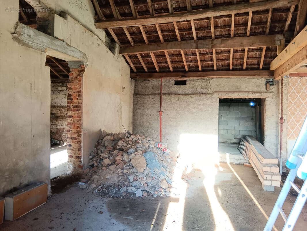 PIÈCES À RÉNOVER - Maison à BEAUREPAIRE-EN-BRESSE