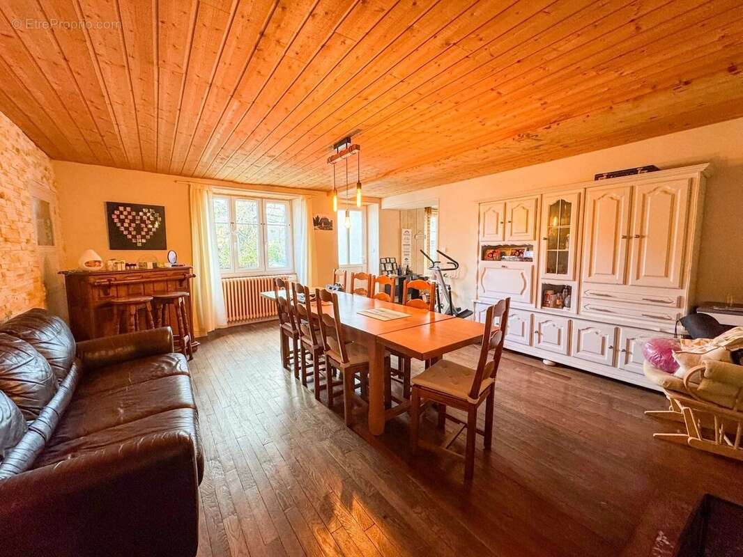 Maison à SAINT-BROINGT-LE-BOIS