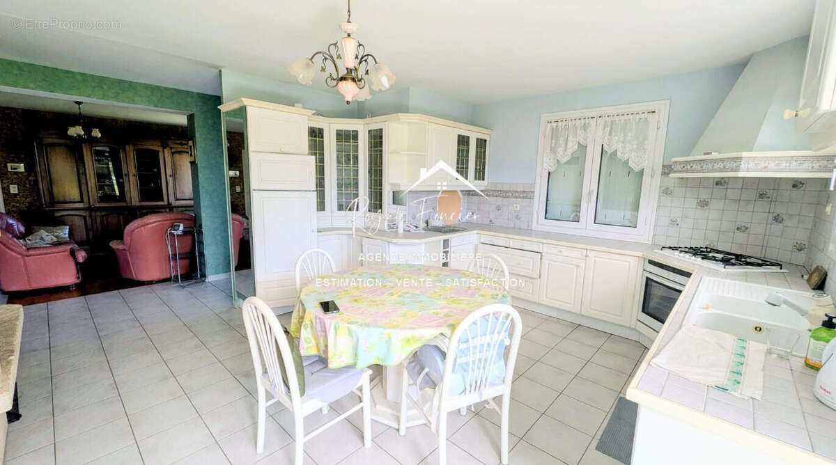 Cuisine ouverte sur la pièce de vie - Maison à ANTRAN