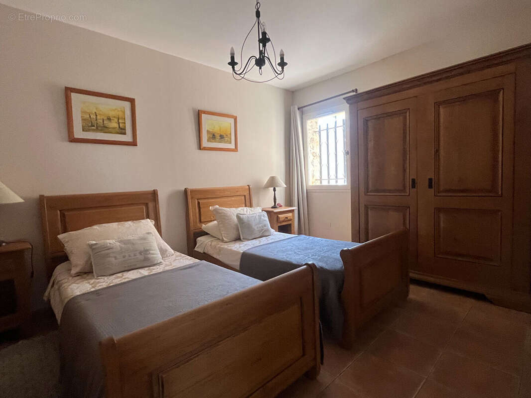Luxueuse villa , 5 chambres avec piscine et garage, climatisation et vue panoramique exceptionnelle. - photo 15
