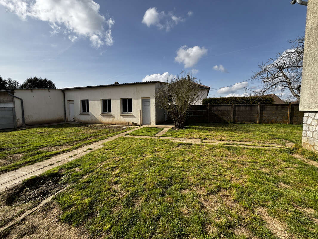 Maison à BERCHERES-LES-PIERRES