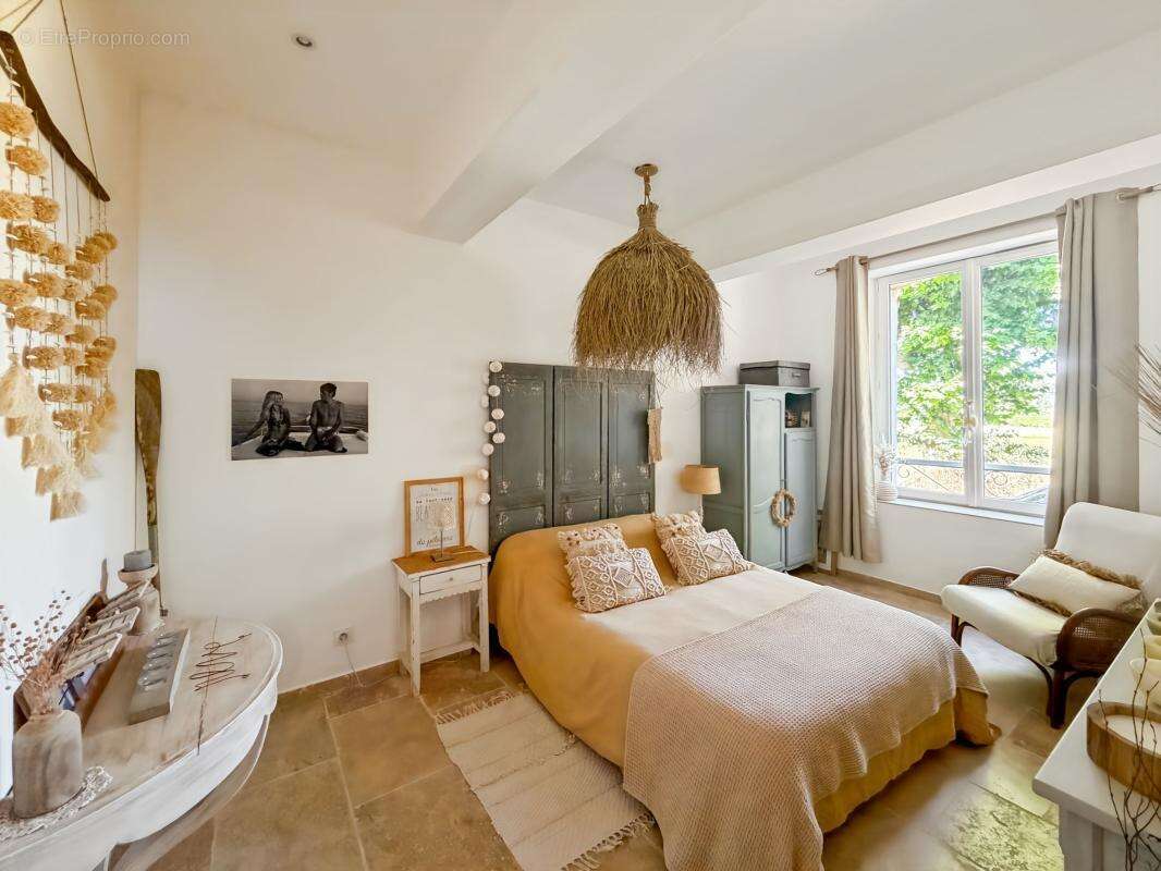 Chai rénové en loft de 152m², jardin, piscine, DPE A - photo 9