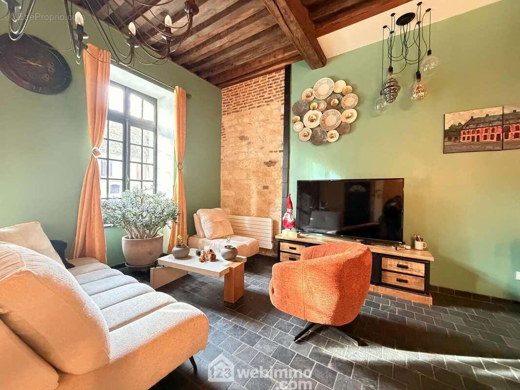 Son espace salon chaleureux - Appartement à MARLE