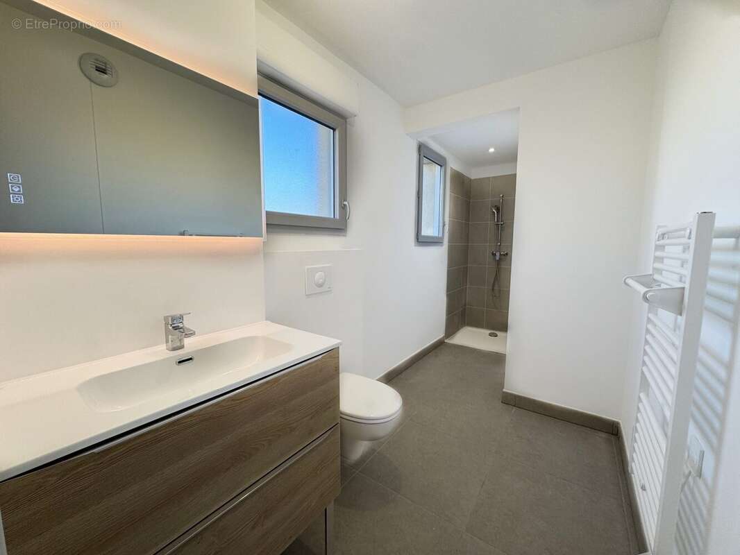 Salle d&#039;eau 2 - Appartement à FORCALQUIER