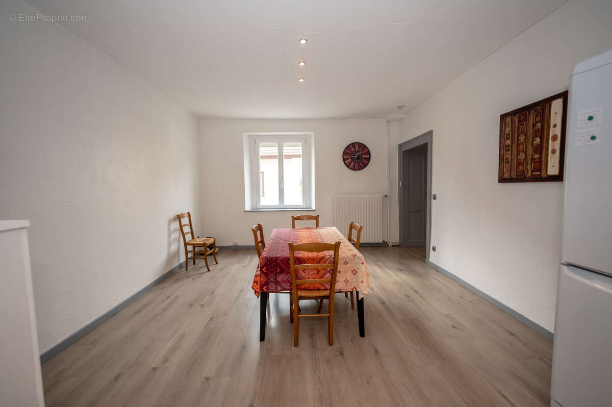 Appartement à FRASNE