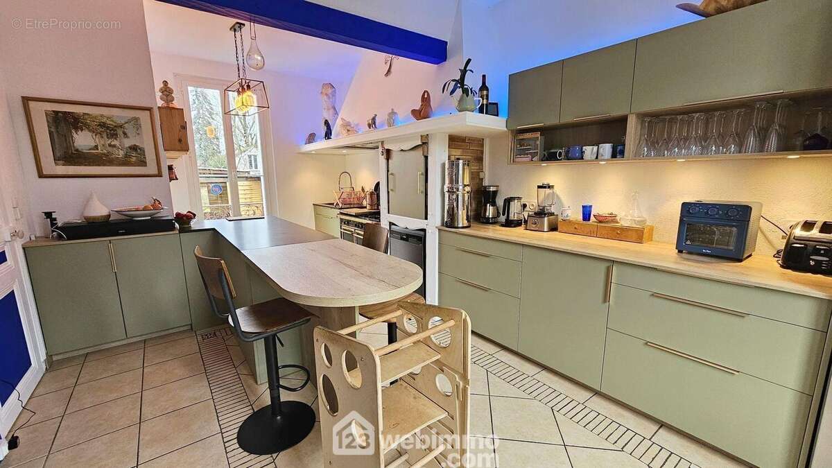 Voici la cuisine toute équipée.
