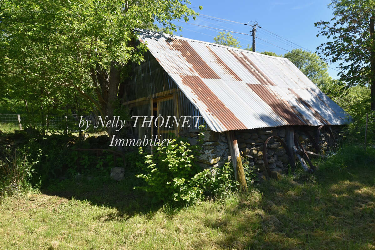 Dépt.15, MONTBOUDIF, ANCIEN CORPS DE FERME, 3 pièces, grange, garage et terrain de 2006 m2 - photo 17
