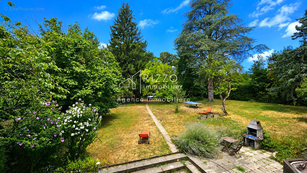 Centre Ferney, maison de 200m2 + dépendance de 41m2 sur terrain de 1590m2 - photo 28