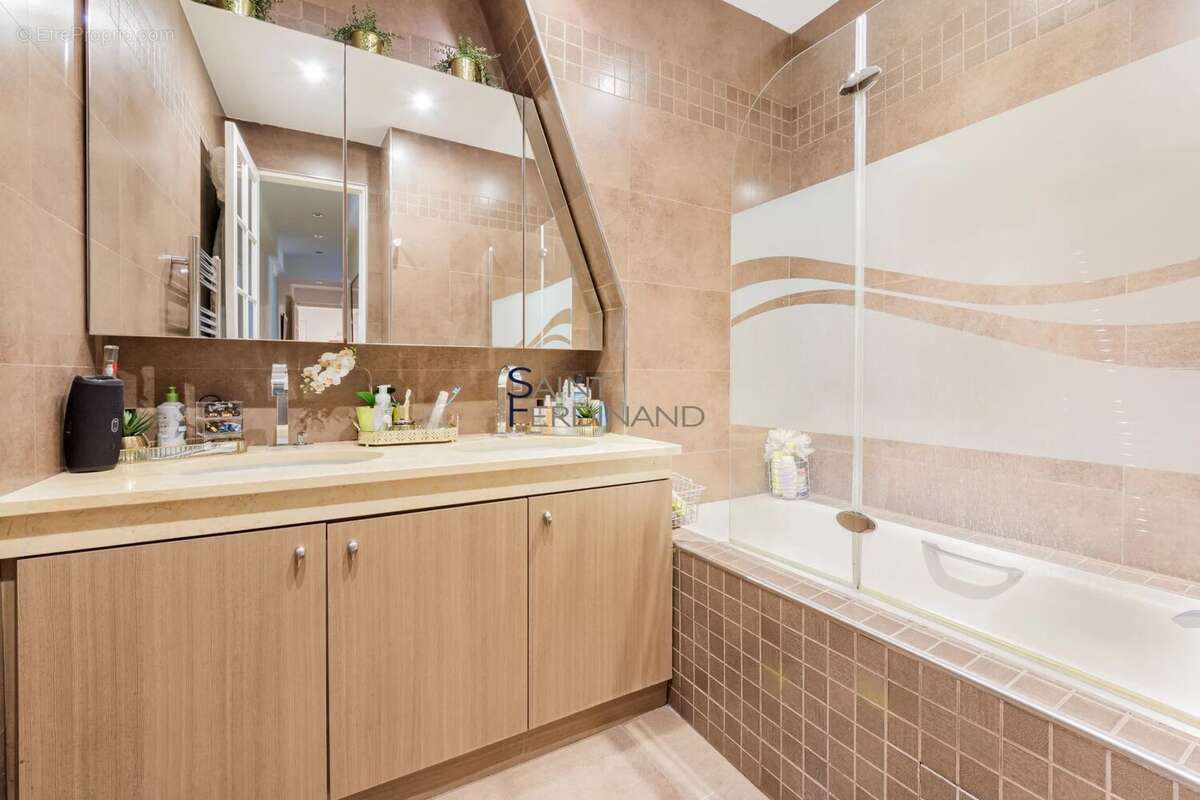 Appartement à NEUILLY-SUR-SEINE