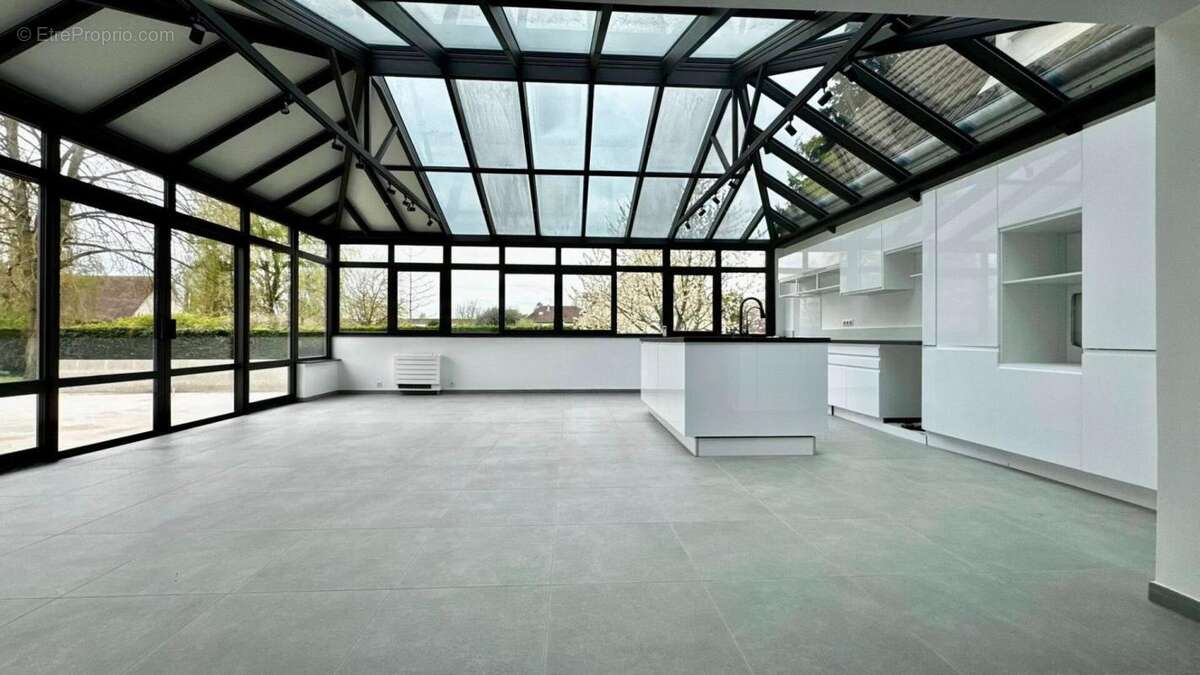 Propriété d'exception  221 m² de luminosité sur  presque 3 000 m² de terrain - photo 2