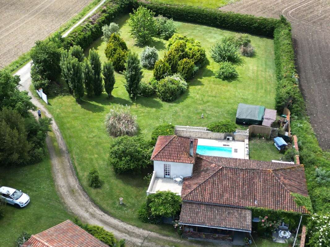 Maison à CHARMANT
